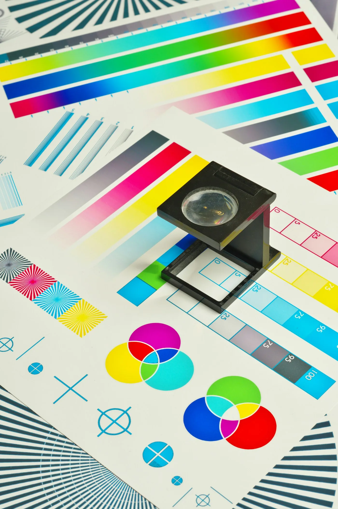 Dradenteller op een CMYK-kleurenkaart