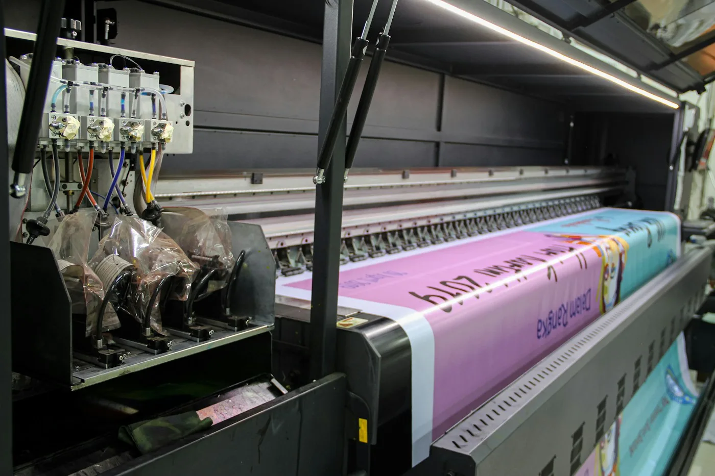 Grootformaatprinter die een spandoek print