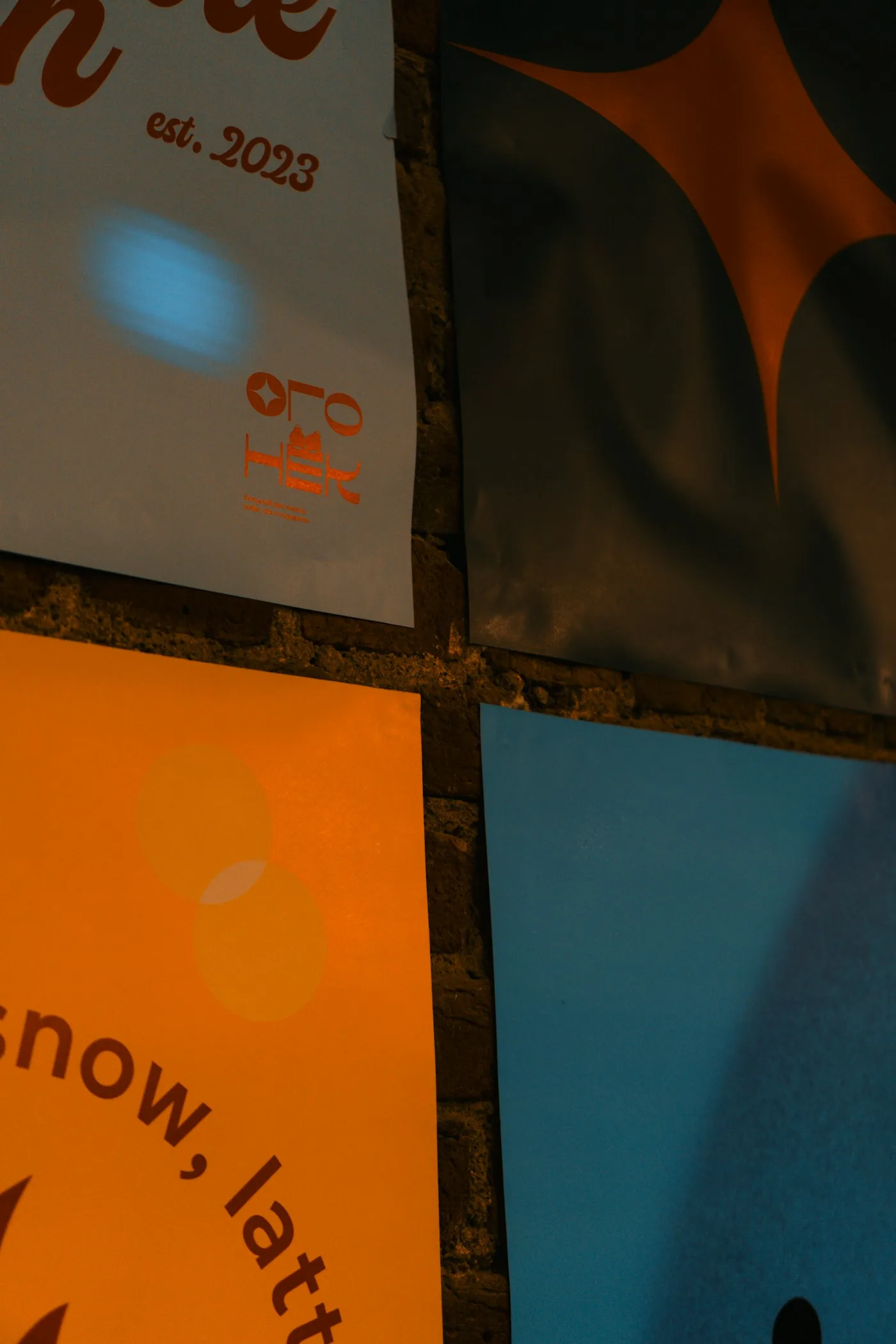 Posters op een bakstenen muur