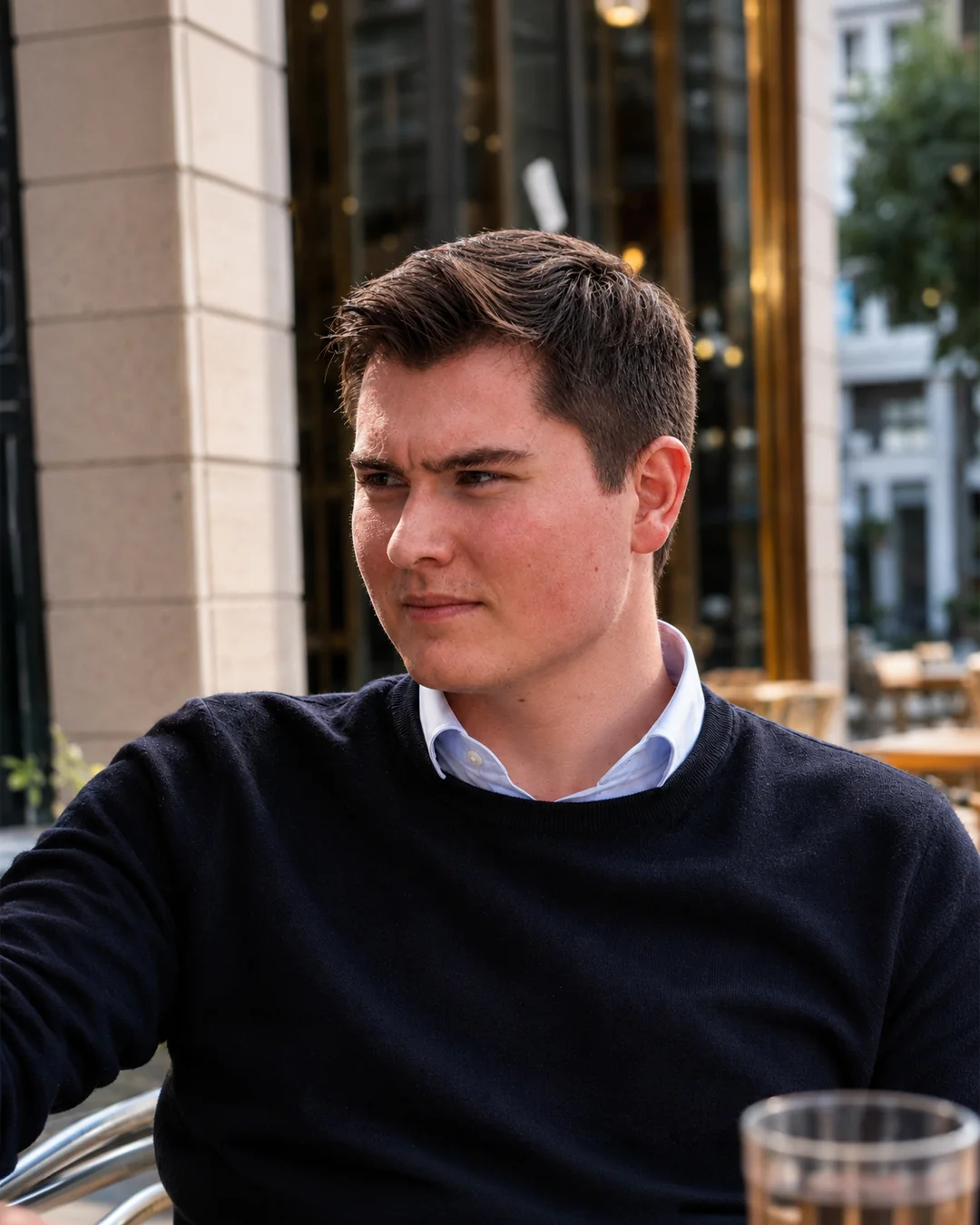 Robbe Vanhuele, oprichter van Gravaro, op een terras in de regio Antwerpen