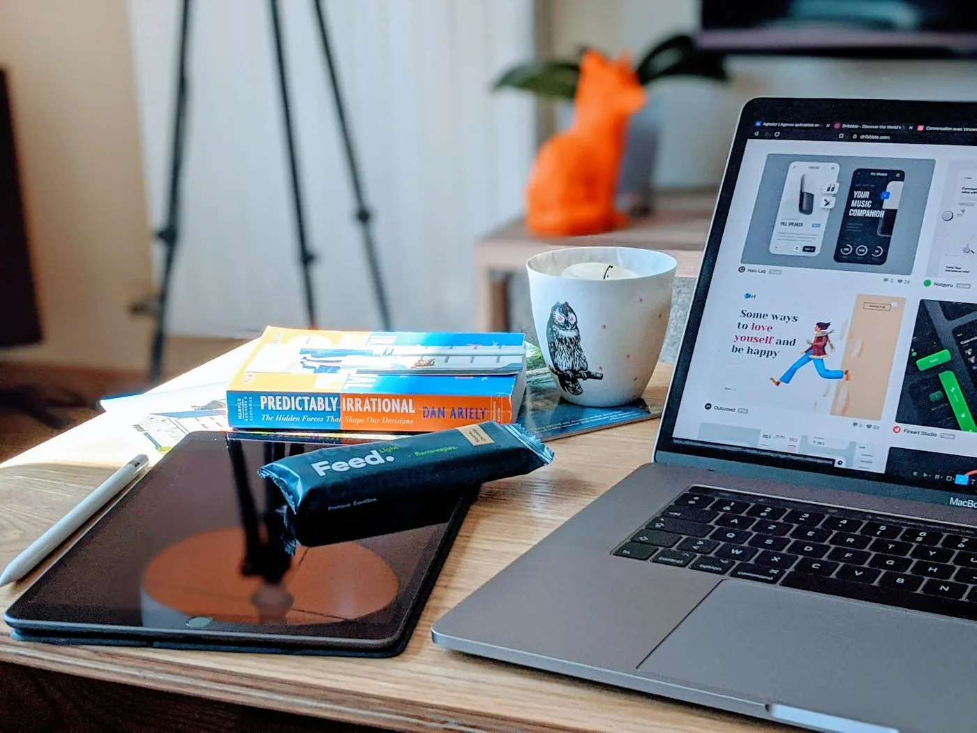 Laptop met een geopende website op een houten bureau